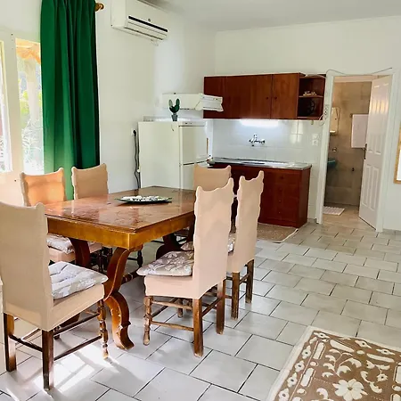 Artemis Πανσιόν Kamari (Corinthia)